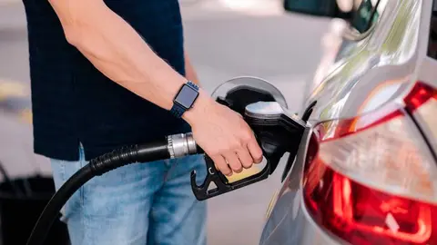Un hombre hecha combustible en su coche en una gasolinera. Foto: 123RF/Gritsiv