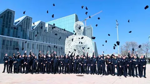 Los nuevos 71 agentes de Polic&iacute;a Local que se incorporan a municipios de todo Arag&oacute;n tras la clausura del acto en el Palacio de Congresos de Zaragoza. Foto: Ram&oacute;n Comet