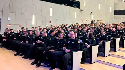 Los nuevos 71 agentes de Polic&iacute;a Local que se incorporan a municipios de todo Arag&oacute;n tras la clausura del acto en el Palacio de Congresos de Zaragoza. Foto: Mario Rom&aacute;n