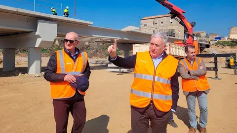 Octavio L&oacute;pez este martes durante la visita a las obras del puente de Azuara: Foto: DGA