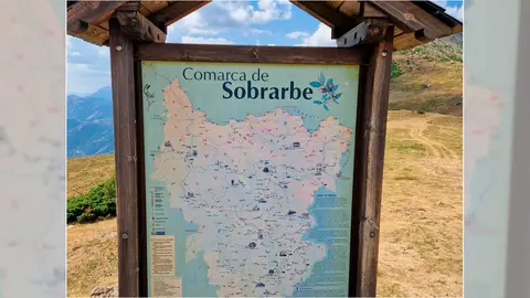 Cartel de entrada a la comarca del Sobrarbe en el Puerto de Sah&uacute;n, cuya pista que une Plan y Ch&iacute;a se va a asfaltar | Foto: DGA