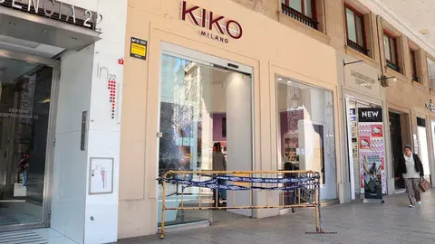 El robo ha tenido lugar esta madrugada en una conocida tienda de maquillaje del paseo Independencia de Zaragoza. Foto: Pilar &Aacute;lvarez