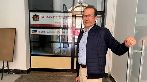 El concejal Eduardo Barrag&aacute;n en las puertas de la Fundaci&oacute;n Bodas de Isabel l| Foto: Teruel Existe