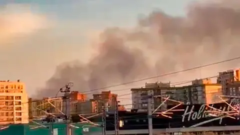 El humo por el incendio en el PTR se pod&iacute;a ver desde la entrada a Zaragoza por la Estaci&oacute;n Delicias. Foto: Arag&oacute;n Press