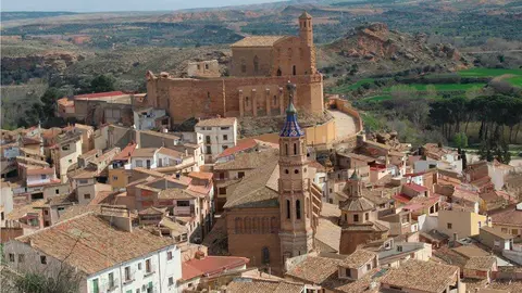 Vista de Albalate del Arzobispo desde lo alto, con la Iglesia y el Castillo de fondo. Foto: Joaqu&iacute;n Peralta