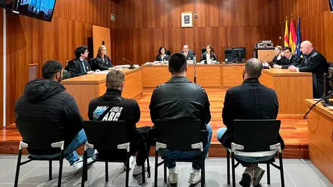 Los acusados de quedarse con el contenido de paquetes de Correos, este lunes en la Audiencia Provincial de Zaragoza.