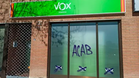 As&iacute; amaneci&oacute; este lunes la sede de Vox en Huesca. Foto: Vox Huesca