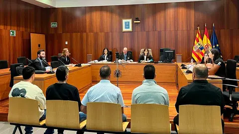 Los cinco acusados de tr&aacute;fico de drogas, este martes en la Audiencia Provincial de Zaragoza.