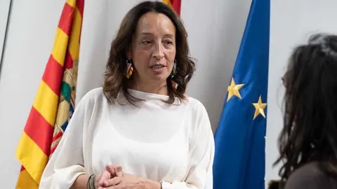 La consejera de Bienestar Social y Familia en funciones, Carmen Sus&iacute;n, atiende a los medios de comunicaci&oacute;n