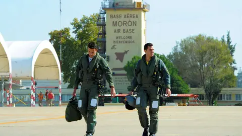 Dos pilotos espa&ntilde;oles del Ala 11 en la base de Mor&oacute;n. Foto: Ministerio de Defensa