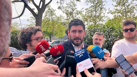 El portavoz de Vox en las Cortes, Alejandro Nolasco, este mi&eacute;rcoles ante los medios de comunicaci&oacute;n. Foto: Eduard Peralta/ A.D.
