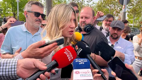 Mar Vaquero (PP), este mi&eacute;rcoles en la entrada del hotel Zentral Ave de Zaragoza atendiendo a los medios. Foto: Eduard Peralta/ Arag&oacute;n Press