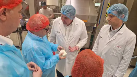 El consejero en funciones Javier Rinc&oacute;n ha visitado mayor f&aacute;brica de productos sin gluten del mundo, en Alag&oacute;n (Zaragoza).Departamento de Agricultura, Ganader&iacute;a y Alimentaci&oacute;n