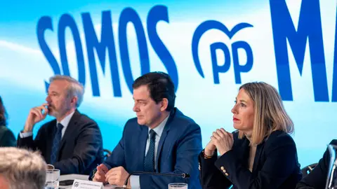 Jorge Azc&oacute;n, Alfonso Fern&aacute;ndez Ma&ntilde;ueco y Mar&iacute;a Guardiola, durante una reuni&oacute;n de su partido | Foto del PP