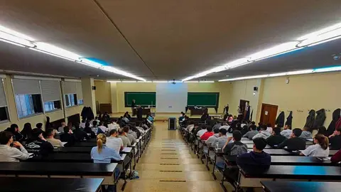 Decenas de aspirantes a la Polic&iacute;a Local de Zaragoza se han examinado hoy de la prueba te&oacute;rica en el Edificio B de la Facultad de Medicina. Foto: Arag&oacute;n Press