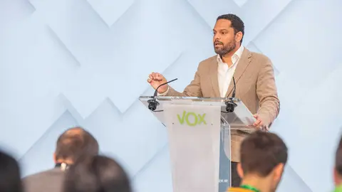 El secretario general de Vox, Ignacio Garriga, en la rueda de prensa de este lunes | Foto: Vox