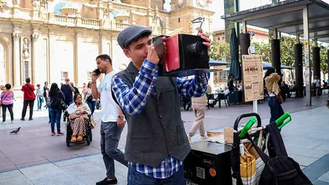 Joan Felipe Hern&aacute;ndez forma parte del equipo de Refoto93, que recrea en Zaragoza la experiencia de la fotograf&iacute;a antigua. Foto: Pilar &Aacute;lvarez