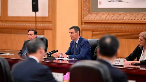 Pedro S&aacute;nchez con inversores en Pek&iacute;n. Foto: Pool Moncloa/Borja Puig de la Bellacasa