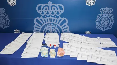 La Polic&iacute;a Nacional intervino al detenido hasta 48 recetas falsificadas de un colirio para introducirlas en el mercado negro como droga.