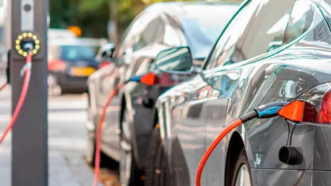 Imagen de la carga de varios coches el&eacute;ctricos. Foto: Arag&oacute;n Press