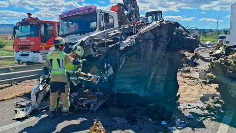 El accidente de tr&aacute;fico entre dos camiones ha tenido lugar este mi&eacute;rcoles en torno a las 15.30 horas en el kil&oacute;metro 272 de la A-2. Foto: Bomberos DPZ