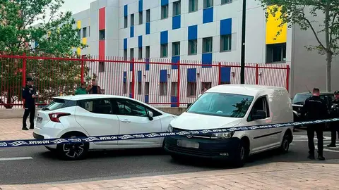 El accidente que dej&oacute; un herido grave en Zaragoza tuvo lugar el pasado s&aacute;bado en el barrio Jes&uacute;s, cuando una mujer conduc&iacute;a con su pareja subida al cap&oacute; y colision&oacute; con una furgoneta. Foto: Mario Rom&aacute;n