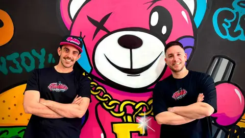 Sergio y su hermano Tomy en su nuevo local de hamburguesas. Foto: @rutafatness