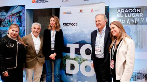 Jorge Moncada, junto a algunos participantes en el evento de Bogot&aacute;. Foto: Arag&oacute;n Hoy