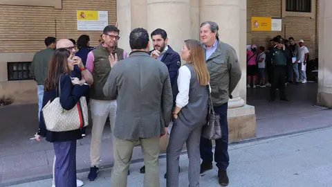 Parlamentarios de Vox este lunes en la plaza del Pilar, frente a Delegaci&oacute;n del Gobierno. Foto: Vox Arag&oacute;n