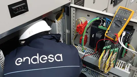 Imagen de archivo. T&eacute;cnico de Endesa en un centro de transformaci&oacute;n. Foto: Endesa