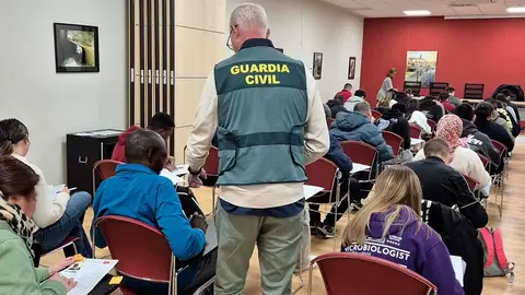 La Guardia Civil de Huesca suele estar presente en algunos ex&aacute;menes te&oacute;ricos del carn&eacute; de conducir para evitar la suplantaci&oacute;n de identidad. Foto de Archivo