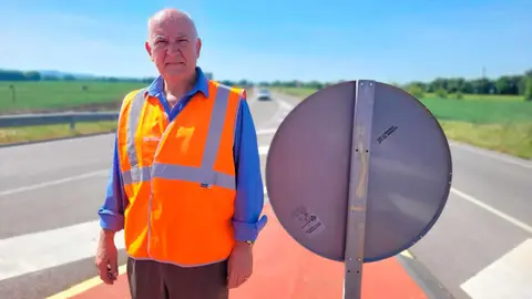 Miguel &Aacute;ngel Arminio, en la rotonda que conecta la A-1213 con la A-131 | Foto: DGA