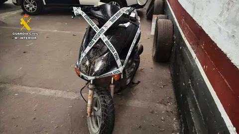 El ciclomotor fue robado hace un a&ntilde;o despu&eacute;s de que el ladr&oacute;n falsificara la firma de su expareja y se la vendiera a s&iacute; mismo. Foto: Guardia Civil