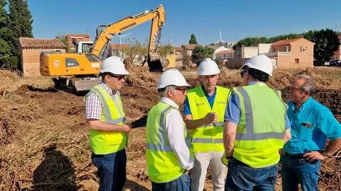 El consejero Javier Rinc&oacute;n visita las primeras obras de recuperaci&oacute;n en zonas agr&iacute;colas e infraestructuras de riego tras la riada del pasado 13 y 14 de junio | Foto: DGA