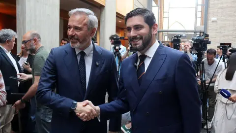 Imagen de archivo. Azc&oacute;n y Nolasco tras sellar su acuerdo en la Aljafer&iacute;a.  Foto: Vox