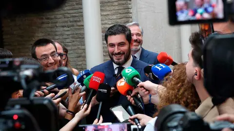 Alejandro Nolasco (Vox) en el hall de las Cortes de Arag&oacute;n este mi&eacute;rcoles durante el anuncio. Foto: Pilar &Aacute;lvarez