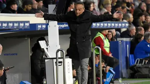 Oltra se lamenta en El Alcoraz durante un partido de la S.D. Huesca. Foto: LaLiga