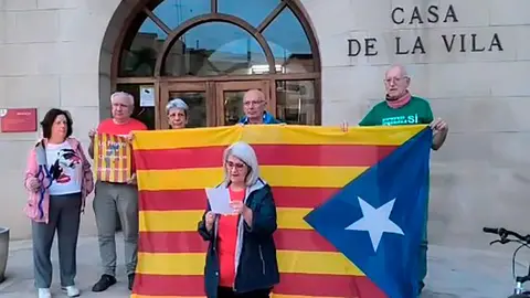 Los seis independentistas han reivindicado la "naci&oacute;n catalana" enfrente del Ayuntamiento de Tamarite | Foto: VilaWeb