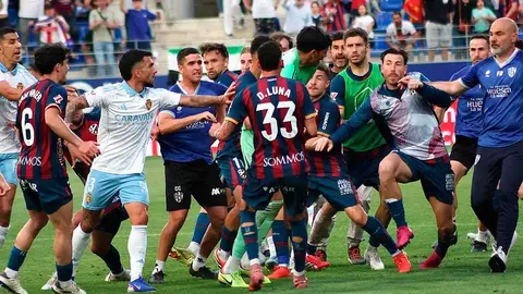 Andrada, en plena pelea en el Huesca - Real Zaragoza. Foto: Pilar &Aacute;lvarez