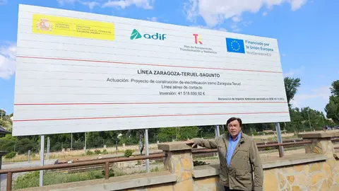 Tom&aacute;s Guitarte, frente a las obras en la estaci&oacute;n de tren de la capital turolense | Foto: Teruel Existe
