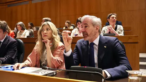 Jorge Azc&oacute;n y Mar Vaquero este martes en el inicio del debate de investidura. Foto: Pilar &Aacute;lvarez