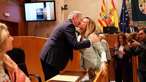 Jorge Azc&oacute;n y Pilar Alegr&iacute;a salud&aacute;ndose al inicio del debate de investiudra | Foto: Pilar &Aacute;lvarez