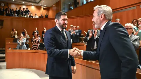 Jorge Azc&oacute;n (PP) y Alejandro Nolasco (Vox) se dan la mano tras ser el primero investido como presidente este mediod&iacute;a. Foto: DGA/ Fabi&aacute;n Sim&oacute;n