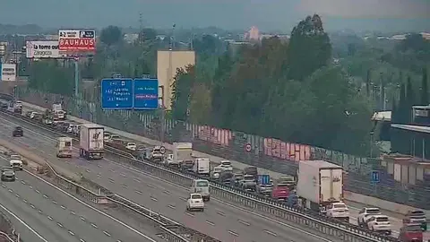 Imagen de las c&aacute;maras de la DGT que muestran el atasco en la entrada a Zaragoza por el Actur como consecuencia de un accidente de tr&aacute;fico sucedido en la N-330.