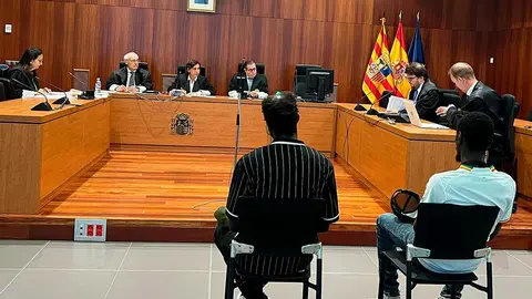 Los dos acusados por un delito de tr&aacute;fico de drogas en un piso de El Gancho, este jueves en la Audiencia Provincial de Zaragoza.