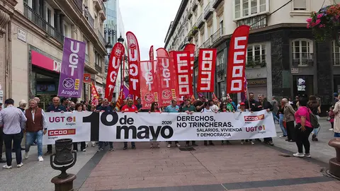 La manifestaci&oacute;n ha estado encabezada por una gran pancarta que reclama "derechos, no trincheras" | Foto: Arag&oacute;n Press