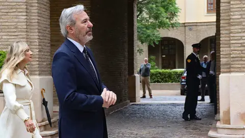 El presidente Azc&oacute;n y la vicepresidenta segunda, Mar Vaquero, este lunes en la toma de posesi&oacute;n de los consejeros. Foto: Luc&iacute;a Mart&iacute;n