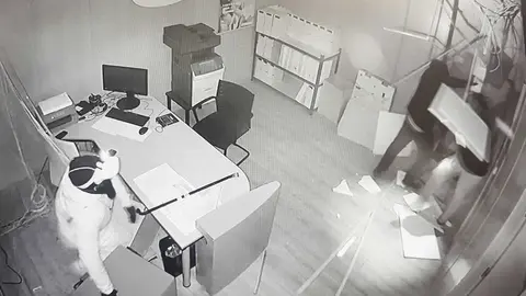 Los detenidos actuaban de madrugada, inutilizaban los sistemas de seguridad de las entidades bancarias, cortaban cableado o utilizaban inhibidores de frecuencia para evitar alertas. Foto: Guardia Civil