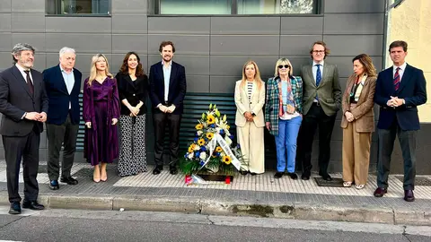 El Partido Popular ha homenajeado a Gim&eacute;nez Abad con una ofrenda floral | Foto: PP