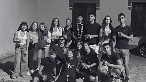 La Comisi&oacute;n de Fiestas de Gojodos ha publicado una imagen en sus redes donde se aprecia a Pablo Cebolla, a la derecha y de pie, junto a un grupo de amigos.